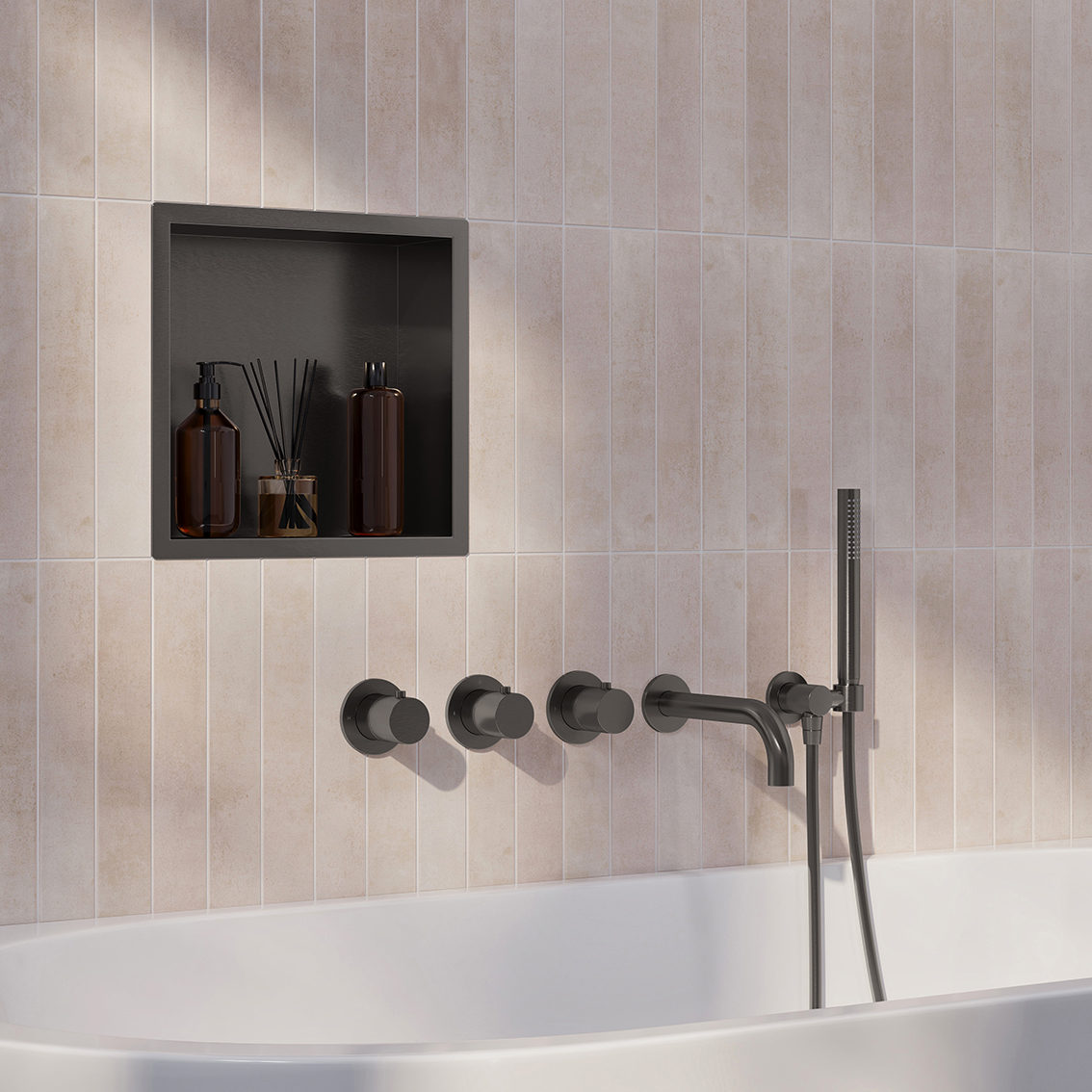 Caral inbouwthermostaat 2 stopkranen compleet met baduitloop 20 cm en staafhanddouche gunmetal