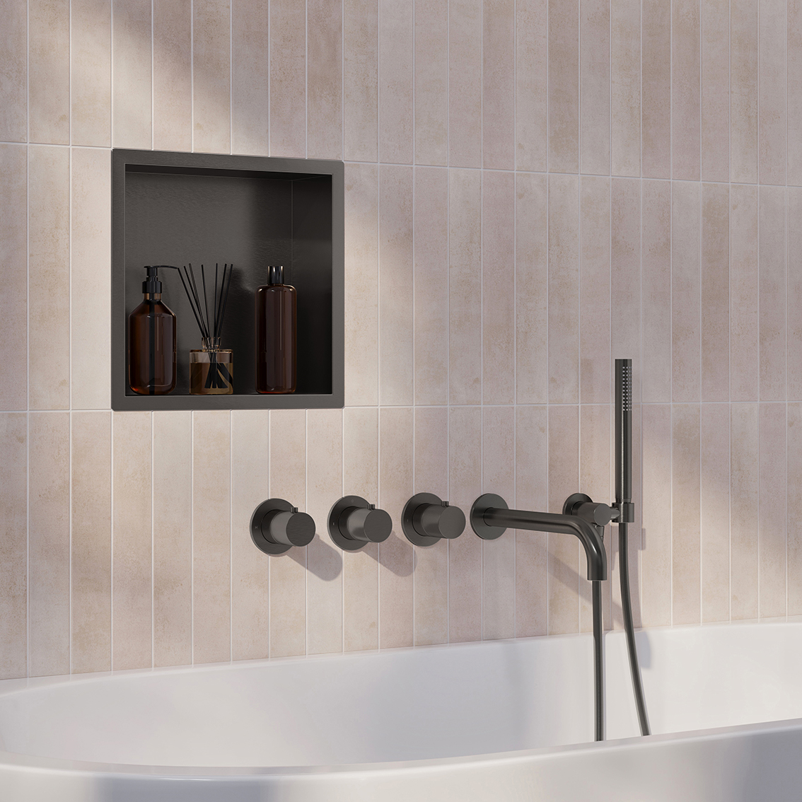 Caral inbouwthermostaat 2 stopkranen compleet met baduitloop 25 cm en staafhanddouche gunmetal